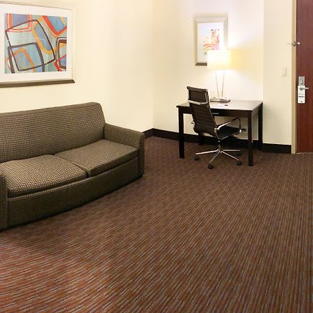 Holiday Inn Express Hotel & Suites Gainesville By Ihg Exterior photo