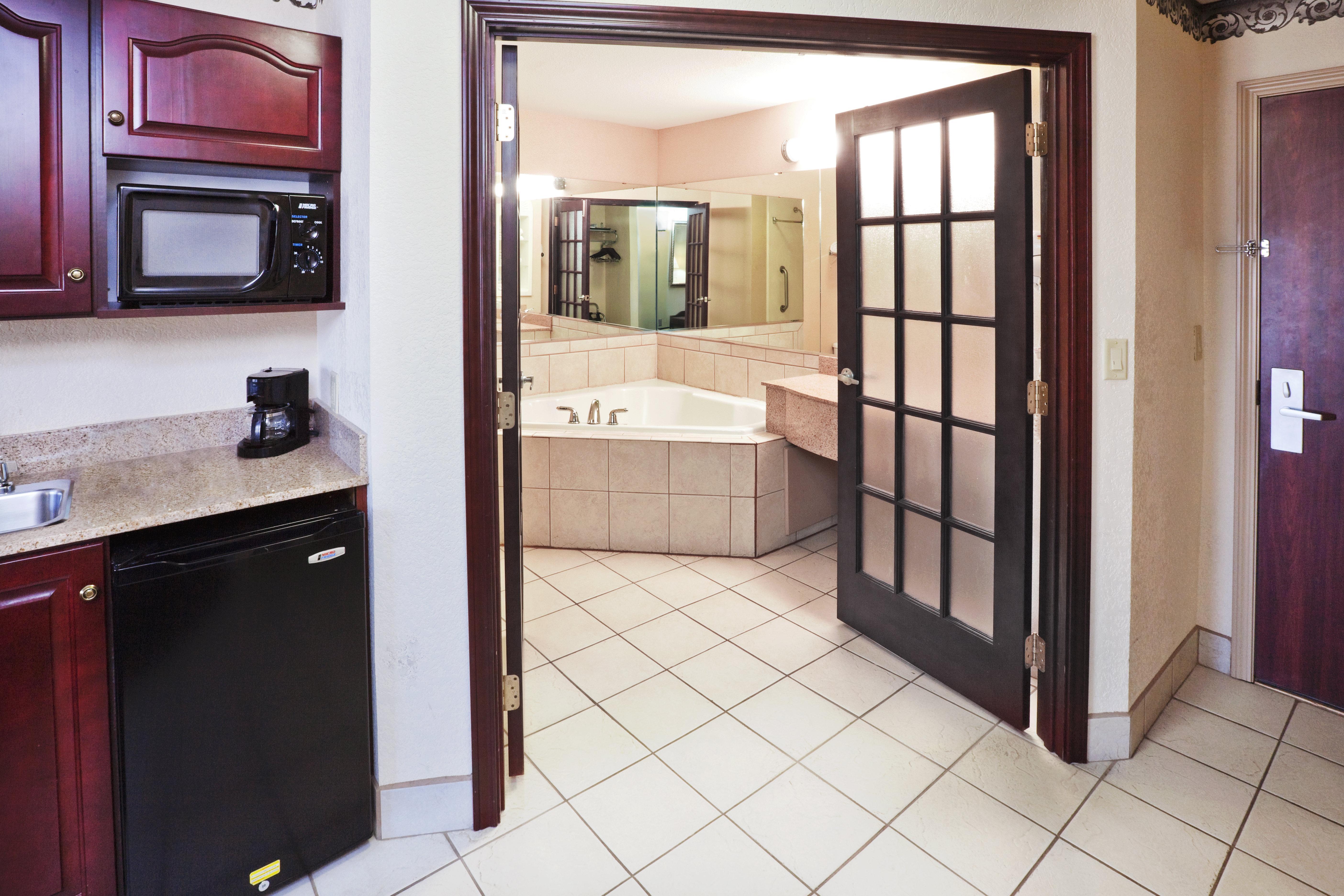 Holiday Inn Express Hotel & Suites Gainesville By Ihg Exterior photo