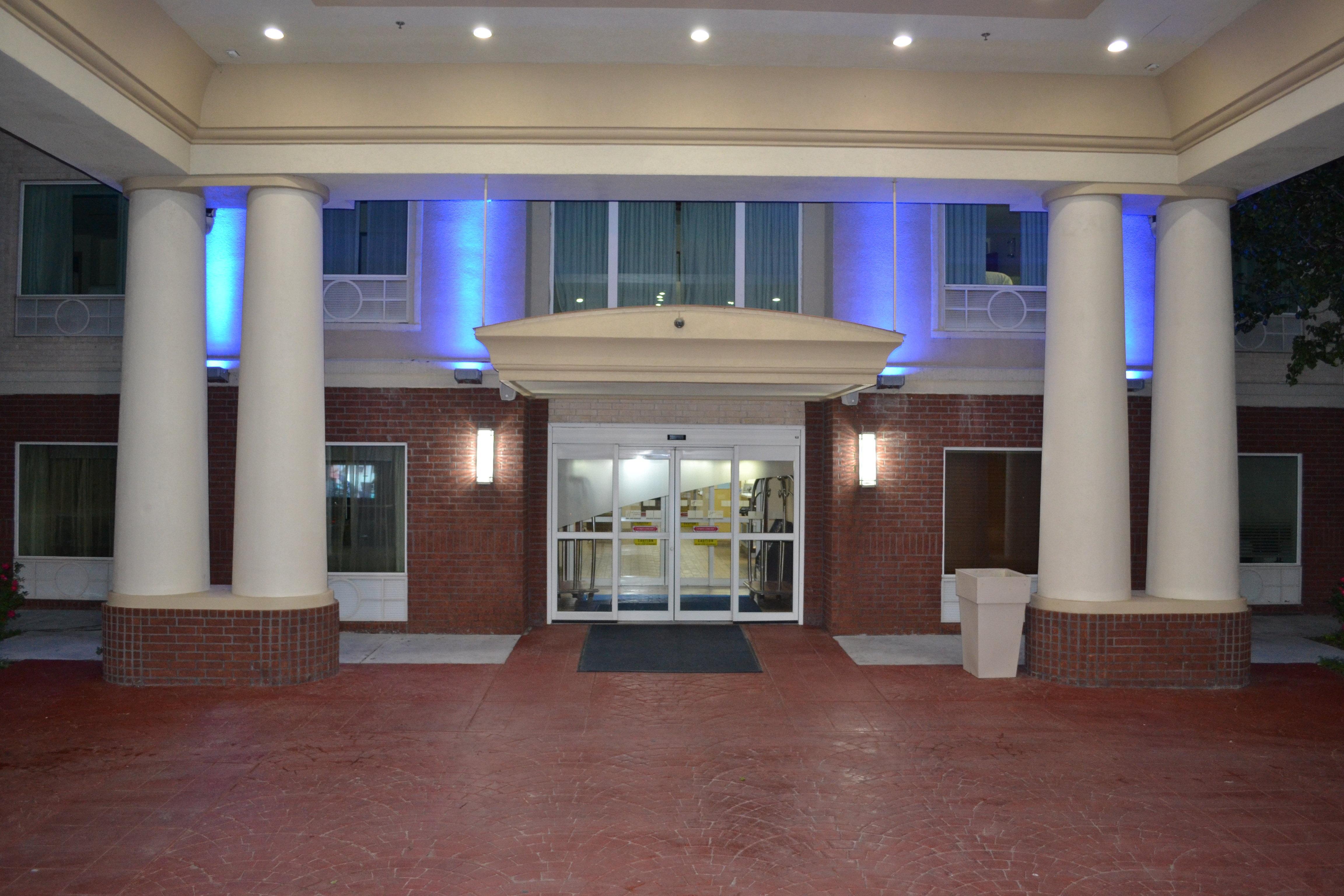Holiday Inn Express Hotel & Suites Gainesville By Ihg Exterior photo