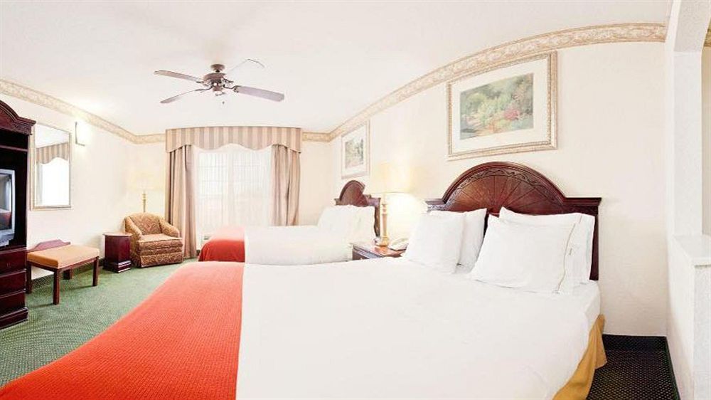 Holiday Inn Express Hotel & Suites Gainesville By Ihg Exterior photo
