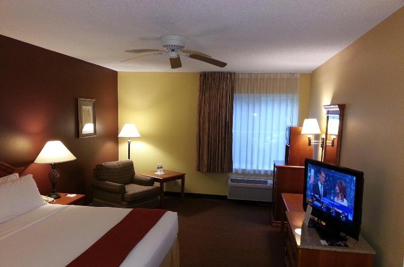 Holiday Inn Express Hotel & Suites Gainesville By Ihg Exterior photo