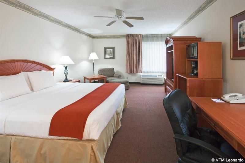 Holiday Inn Express Hotel & Suites Gainesville By Ihg Exterior photo