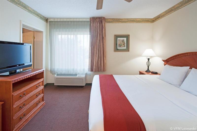 Holiday Inn Express Hotel & Suites Gainesville By Ihg Exterior photo