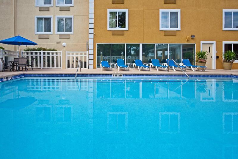 Holiday Inn Express Hotel & Suites Gainesville By Ihg Exterior photo