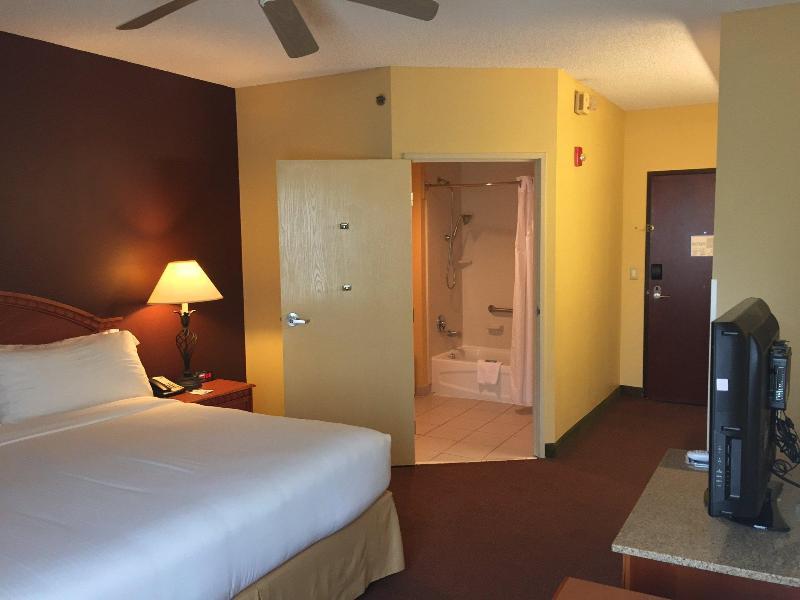 Holiday Inn Express Hotel & Suites Gainesville By Ihg Exterior photo